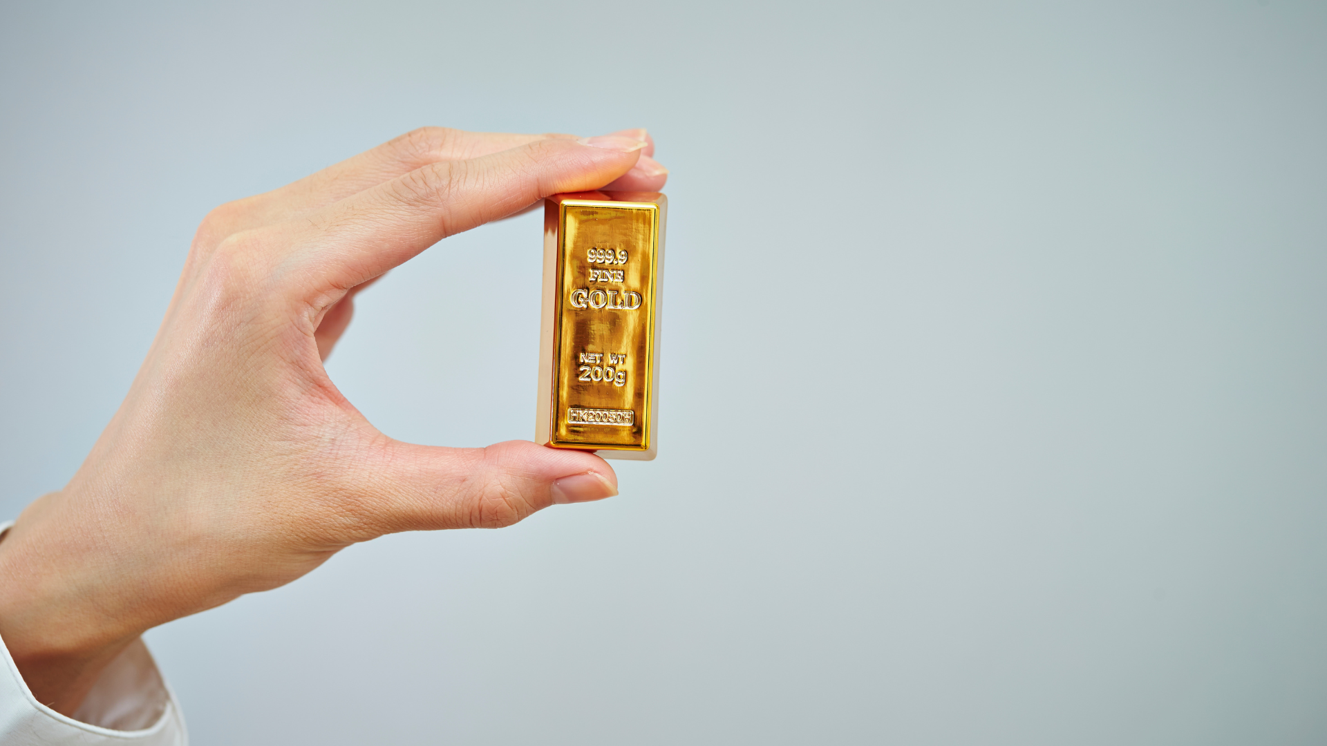 Gold stays firm above $2,900 as trade tensions fuel safe-haven demand