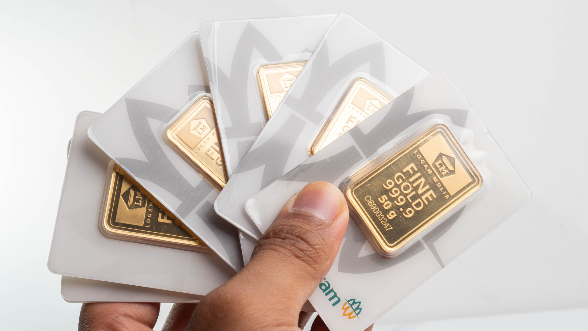 Gold steadies near record highs as weak US data fuels safe-haven demand