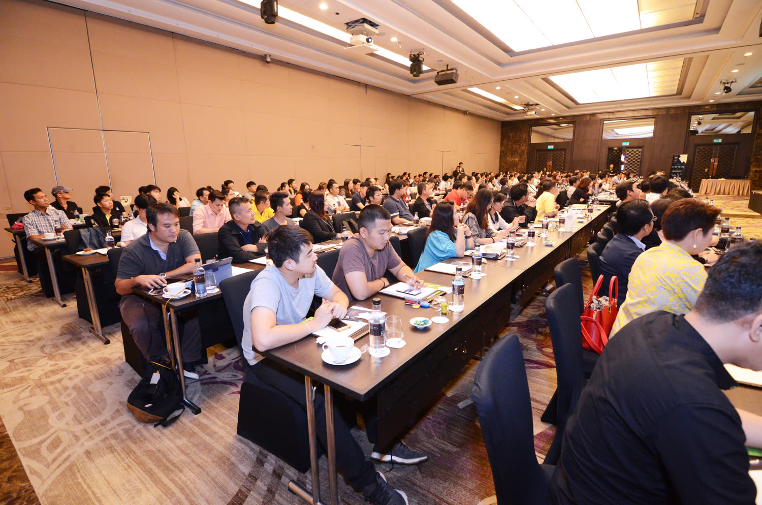 A full ballroom of traders at an Asia Forex Mentor event