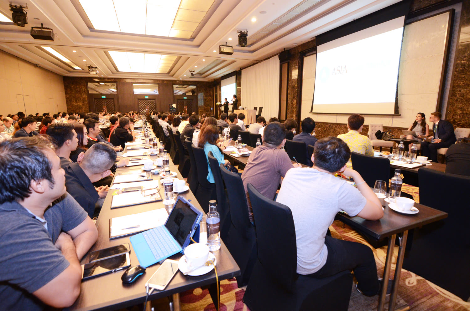 A packed room of traders at one of Ezekiel’s events